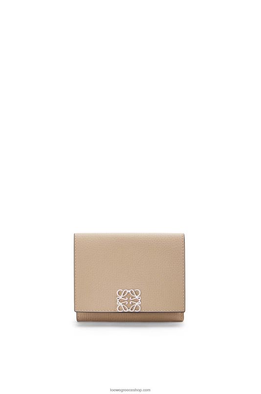 Loewe γυναίκες αναγραμματισμένο πορτοφόλι τρίπτυχο από δέρμα μοσχαριού με βότσαλο RZR0J1214 άμμος