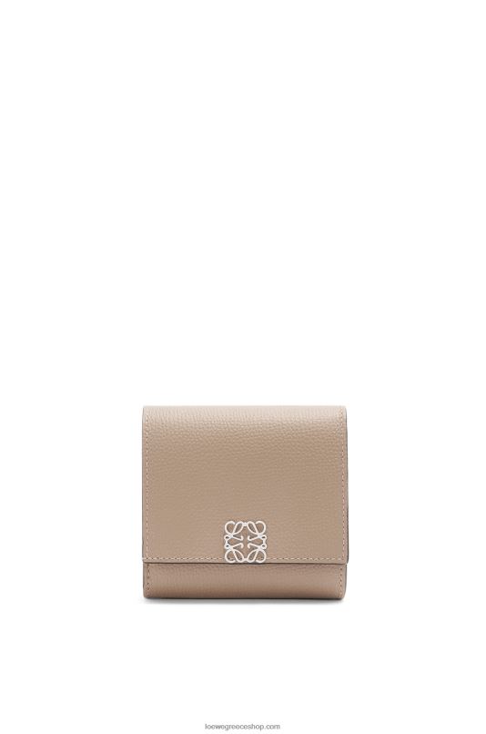 Loewe γυναίκες πορτοφόλι αναγραμματισμένο με πτερύγιο από δέρμα μοσχαριού με βότσαλο RZR0J1215 άμμος