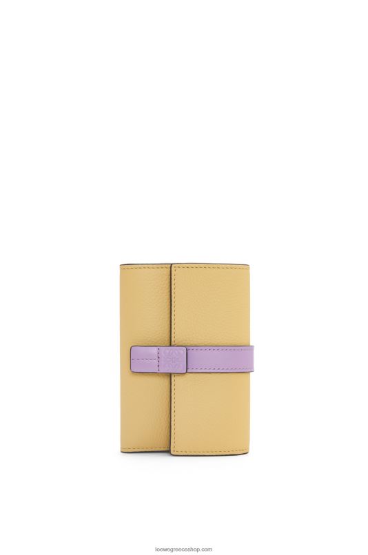 Loewe γυναίκες μικρό κάθετο πορτοφόλι από δέρμα μοσχαριού με μαλακό κόκκο RZR0J1267 σκούρο βούτυρο/μωβ