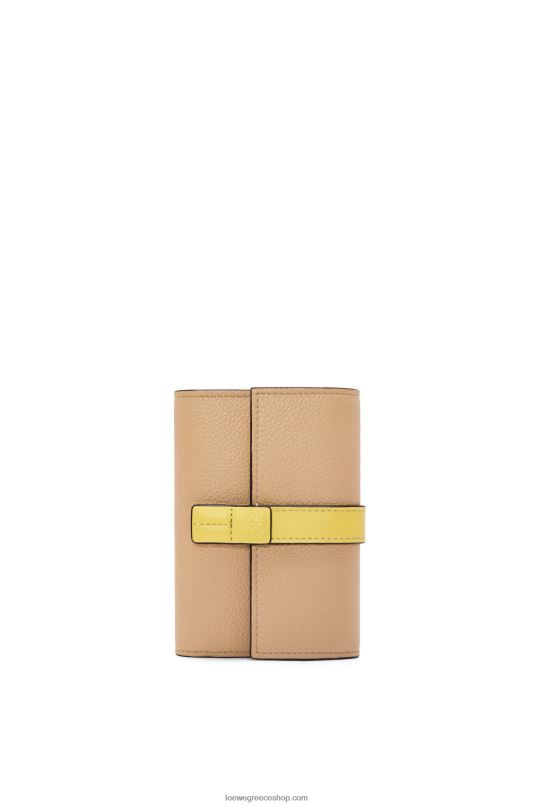 Loewe γυναίκες μικρό κάθετο πορτοφόλι από δέρμα μοσχαριού με μαλακό κόκκο RZR0J1286 βούτυρο/παλό λεμόνι