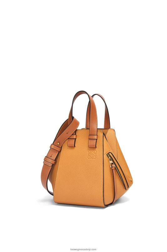 Loewe γυναίκες συμπαγής τσάντα αιώρας από δέρμα μοσχαριού με απαλούς κόκκους RZR0J407 ελαφριά καραμέλα