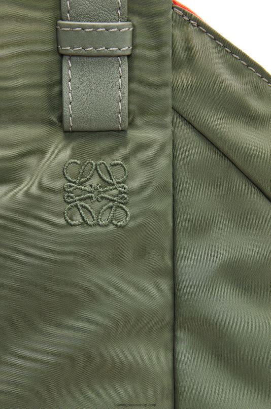 Loewe γυναίκες αιώρα tote αναστρέψιμη τσάντα σε νάιλον RZR0J446 vintage χακί